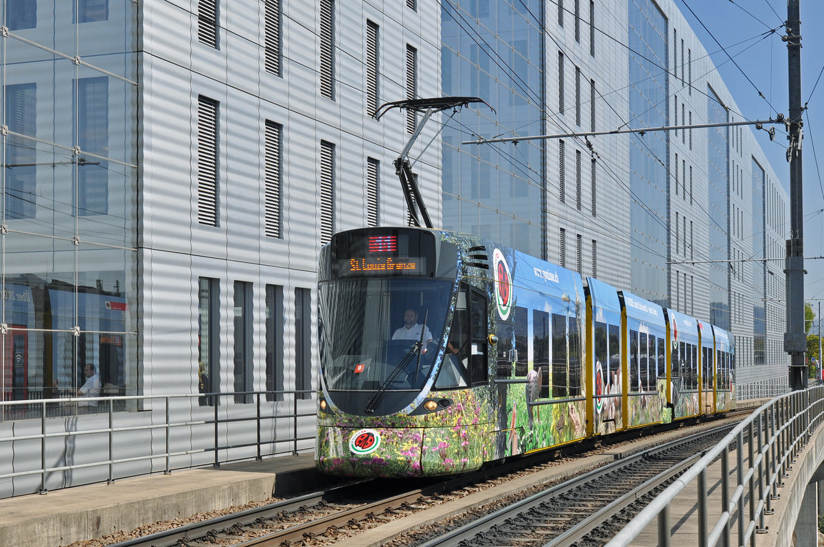 Be 6/10 Tango 152 mit einer IP Suisse Werbung, fährt zur Haltestelle Peter Merian. Die Aufnahme stammt vom 21.09.2015.