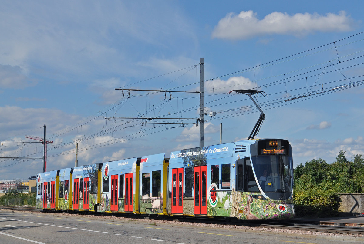 Be 6/10 Tango 152 mit einer IP Suisse Werbung, fährt zur Haltestelle M-Parc. Die Aufnahme stammt vom 20.09.2015.