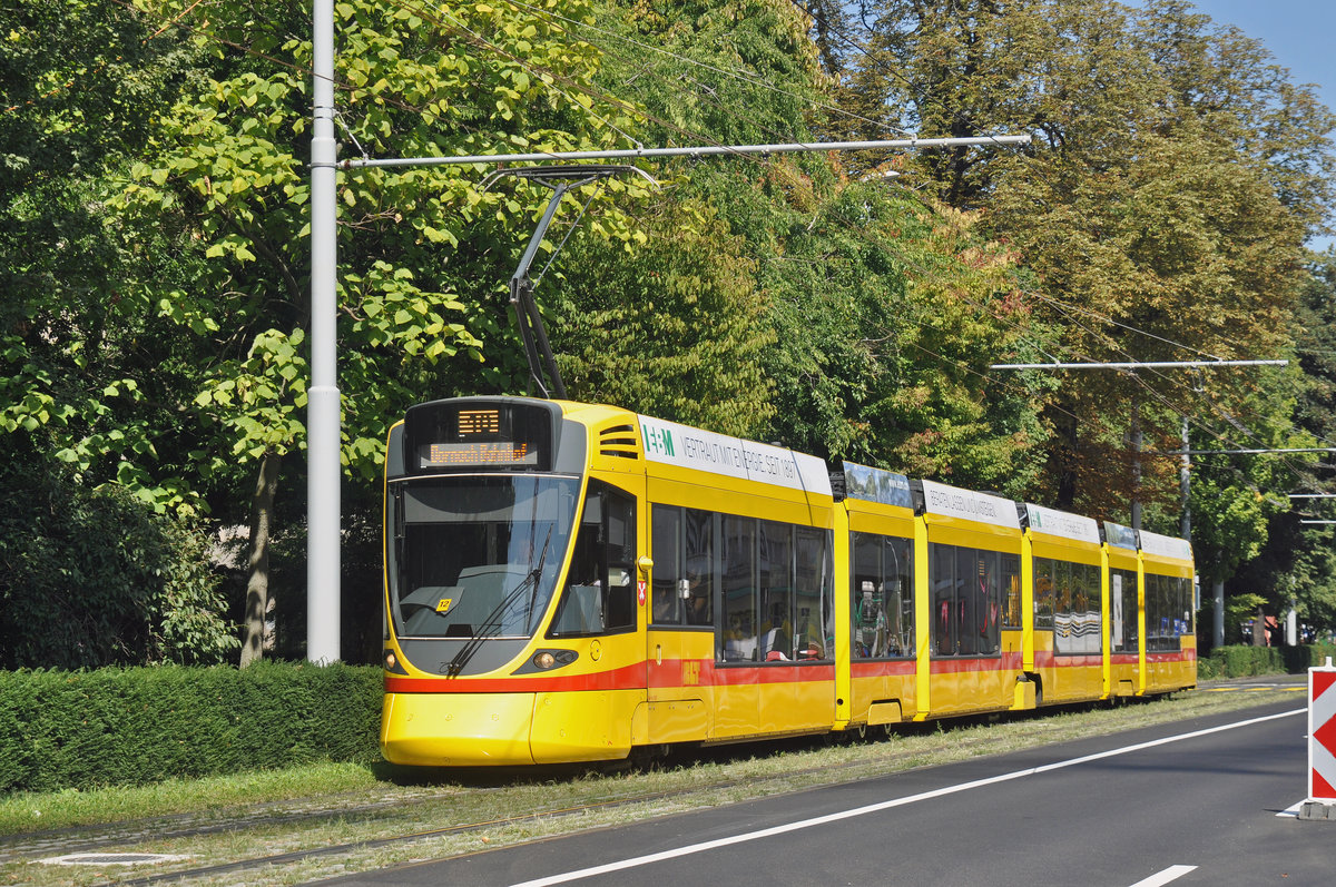 Be 6/10 Tango 153, auf der Linie 10, fährt zur Haltestelle am Bahnhof SBB. Die Aufnahme stammt vom 29.08.2017.