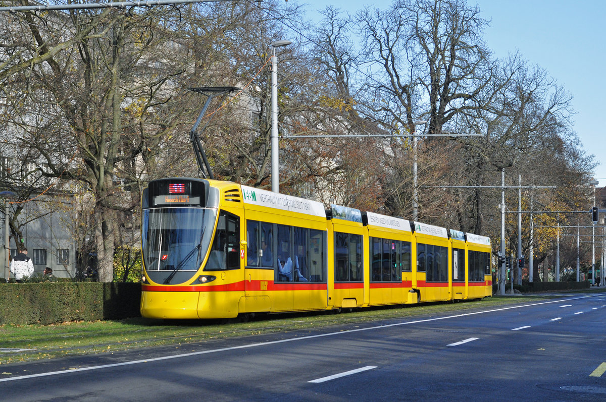 Be 6/10 Tango 153, auf der Linie 11, fährt zur Haltestelle am Bahnhof SBB. Die Aufnahme stammt vom 01.12.2017.