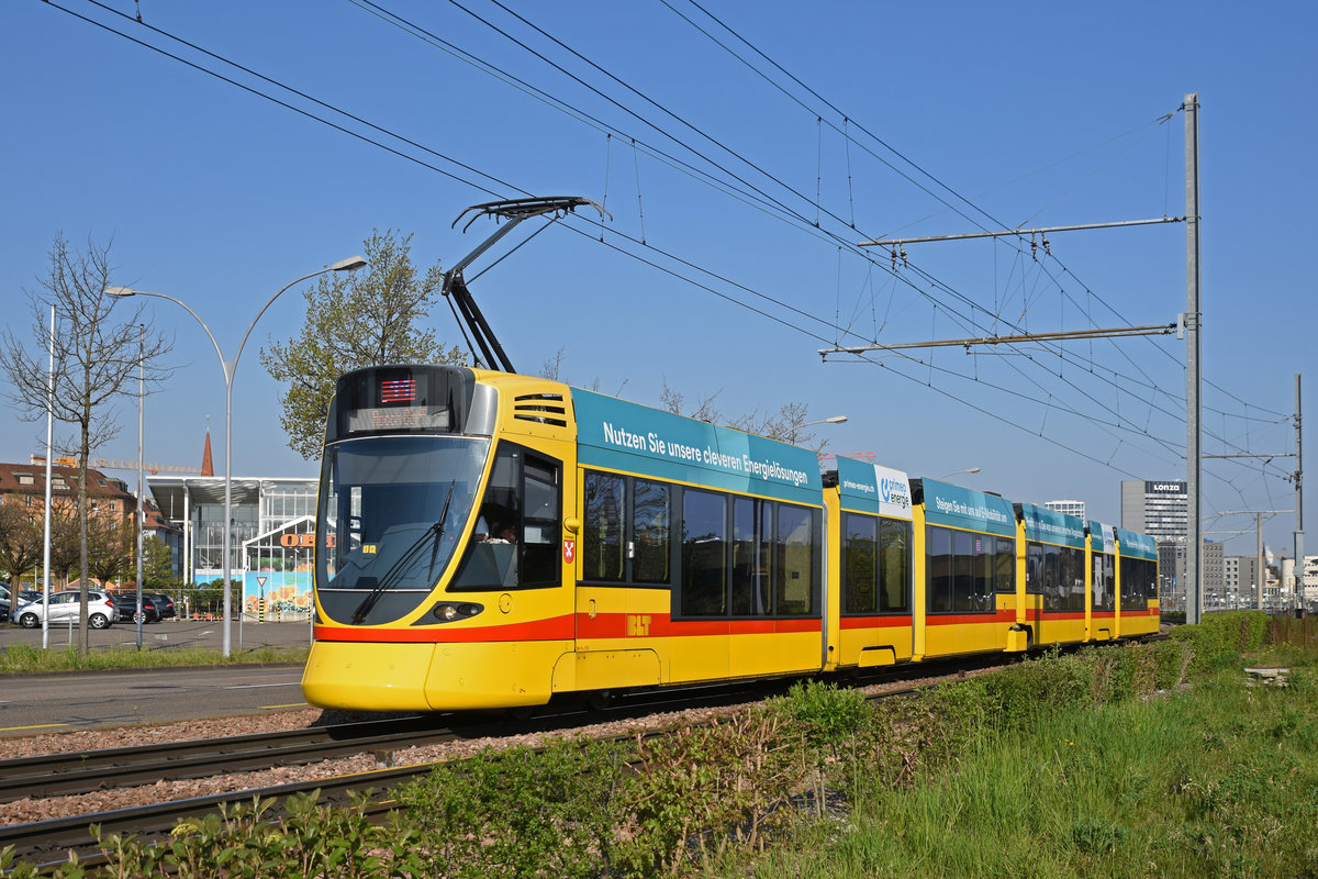 Be 6/10 Tango 153, auf der Linie 11, fährt zur Haltestelle M-Parc. Die Aufnahme stammt vom 09.04.2020.