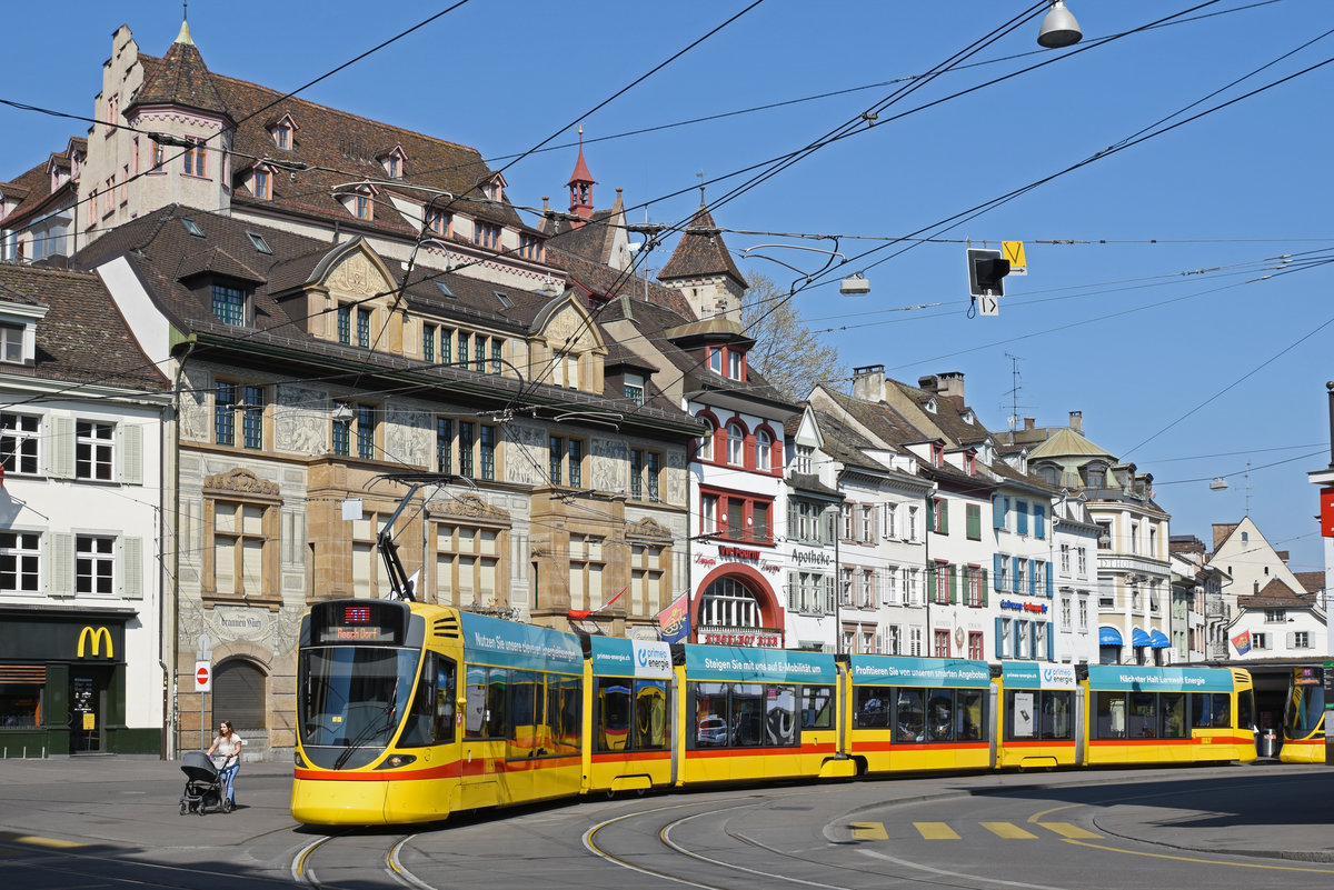 Be 6/10 Tango 153, auf der Linie 11, bedient die Haltestelle Barfüsserplatz. Die Aufnahme stammt vom 09.04.2020.