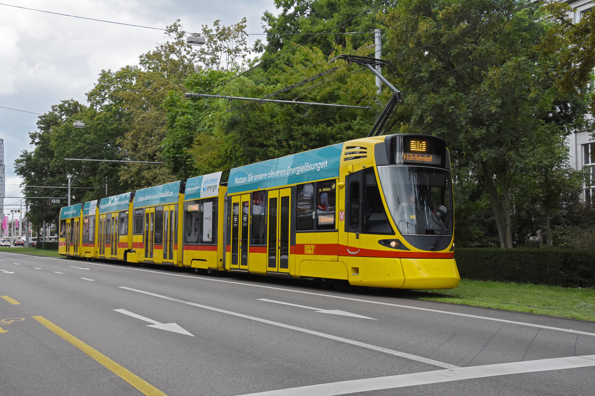 Be 6/10 Tango 153, auf der Linie 10, fährt zur Haltestelle Aeschenplatz. Die Aufnahme stammt vom 23.08.2020.