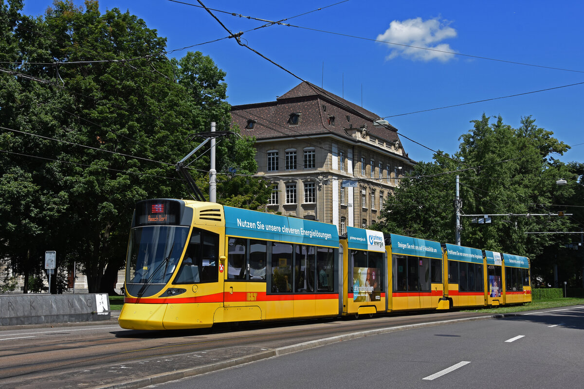 Be 6/10 Tango 153, auf der Linie 11, fährt zur Haltestelle am Bahnhof SBB. Die Aufnahme stammt vom 05.07.2022.