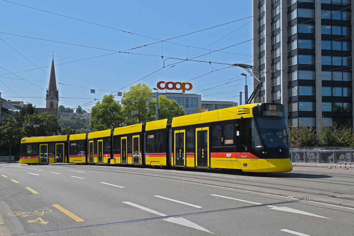 Be 6/10 Tango 153, auf der Linie 10, überquert am 11.08.2025 die Münchensteinerbrücke. Aufnahme Basel.