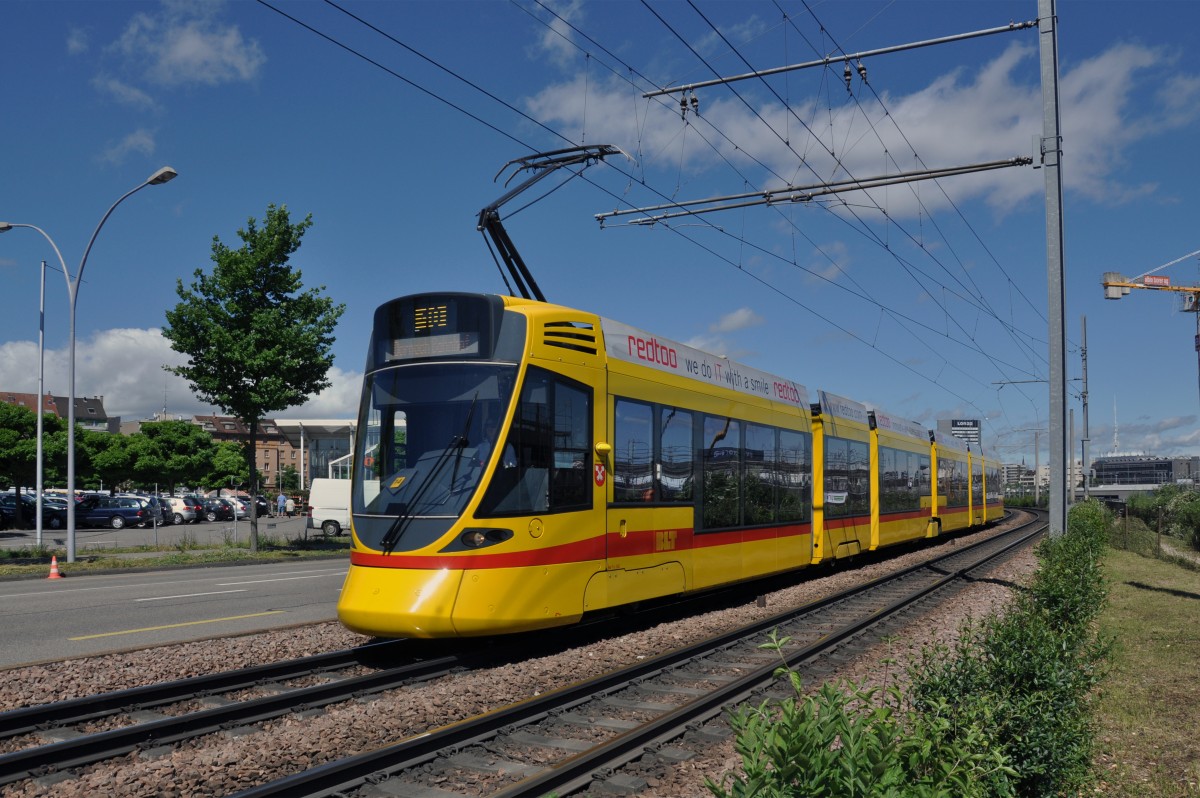 Be 6/10 Tango 153 auf der Linie 10 fährt Richtung Haltestelle M-Parc. Die Aufnahme stammt vom 23.05.2014.