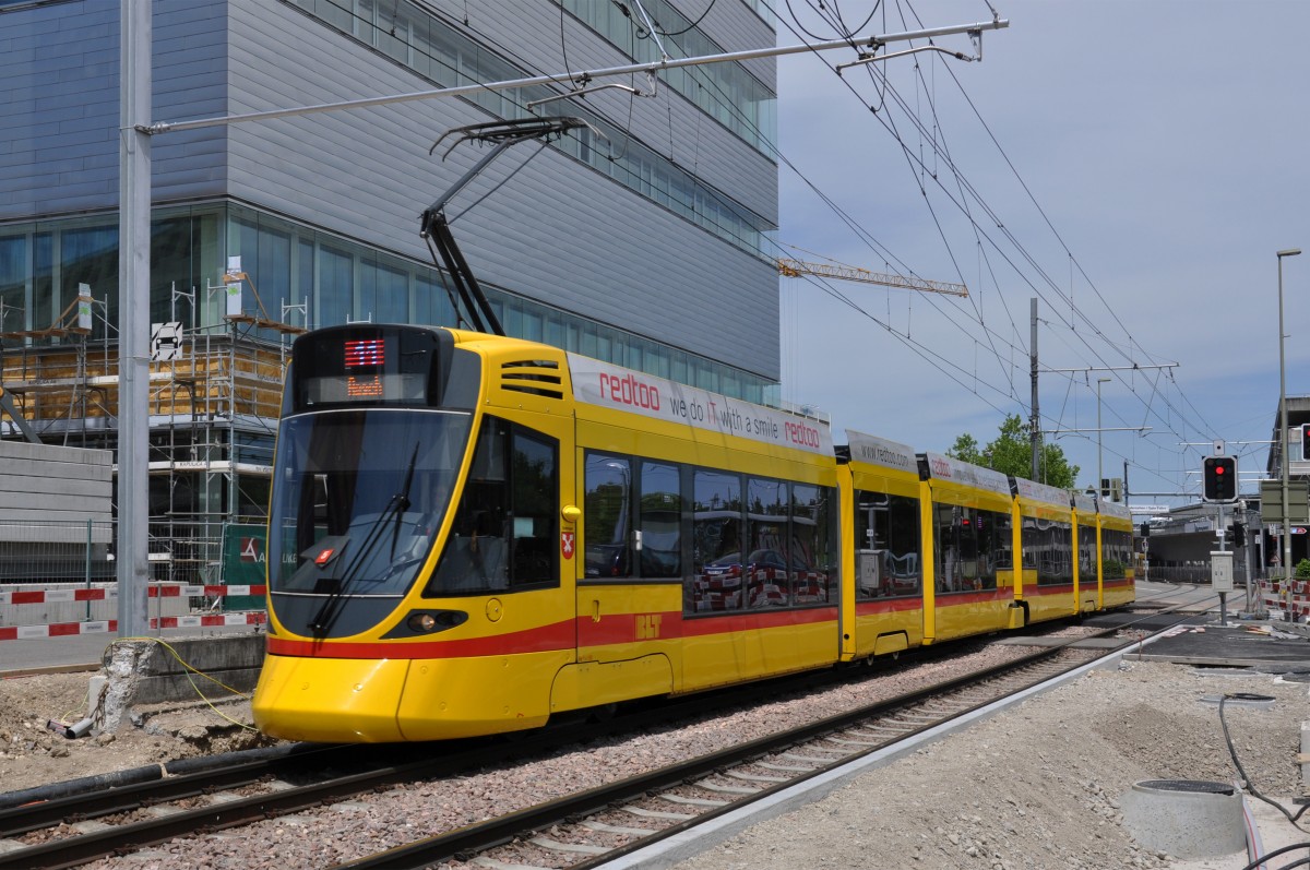 Be 6/10 Tango 153 auf der Linie 11 kurz vor der Haltestelle Ruchfeld. Die Aufnahme stammt vom 06.06.2014.