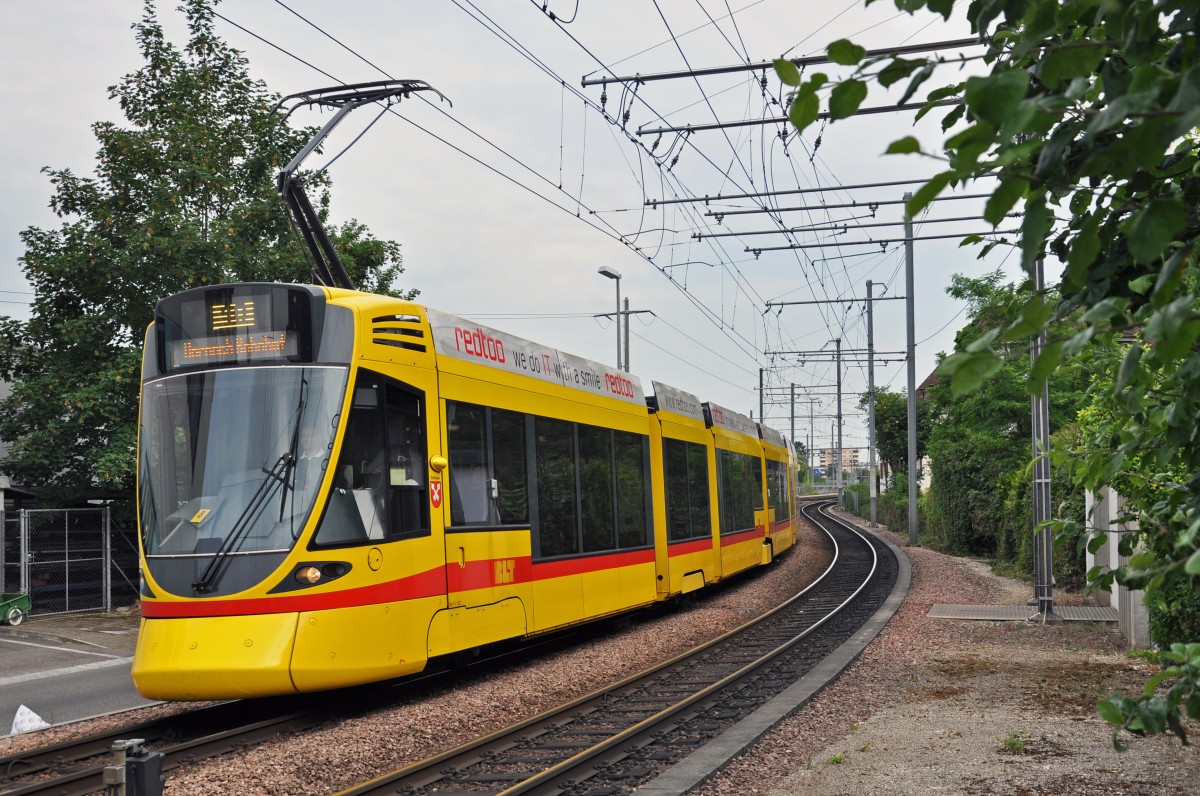Be 6/10 Tango 153 auf der Linie 10 kurz vor der Haltestelle Münchenstein Dorf. Die Aufnahme stammt vom 17.06.2014.