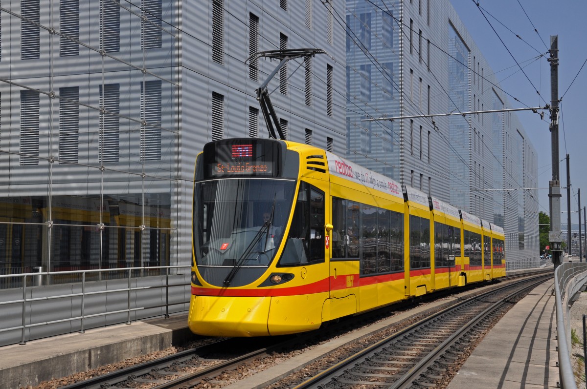 Be 6/10 Tango 153 auf der Linie 11 kurz vor der Haltestelle Peter Merian. Die Aufnahme stammt vom 10.06.2014.