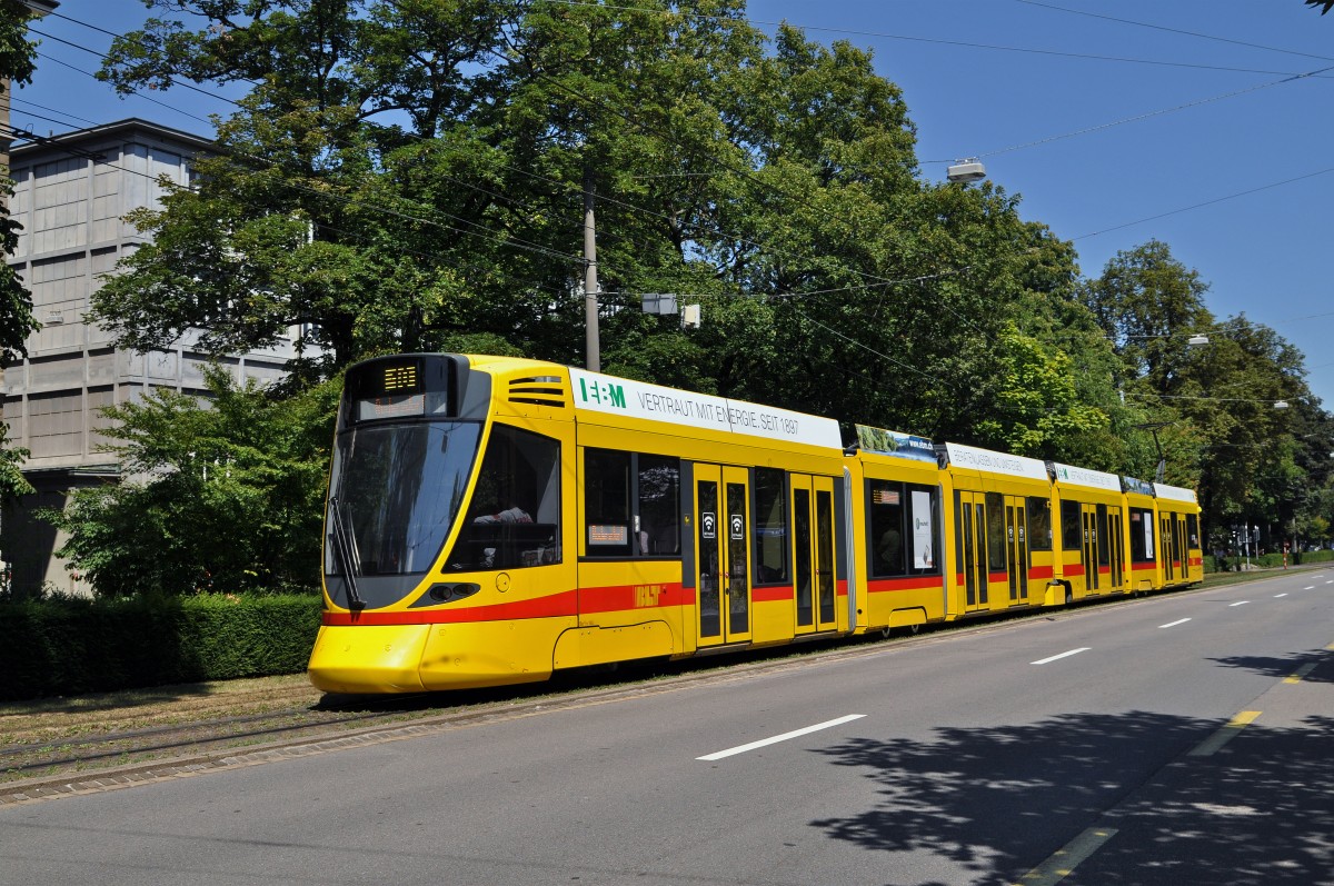 Be 6/10 Tango 153 auf der Linie 10 fährt zur Haltestelle am Aeschenplatz. Die Aufnahme stammt vom 03.08.2015.