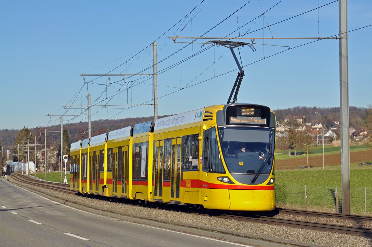 Be 6/10 Tango 153 auf der Linie 10 fährt zur Haltestelle Ettingen. Die Aufnahme stammt vom 25.01.2016.