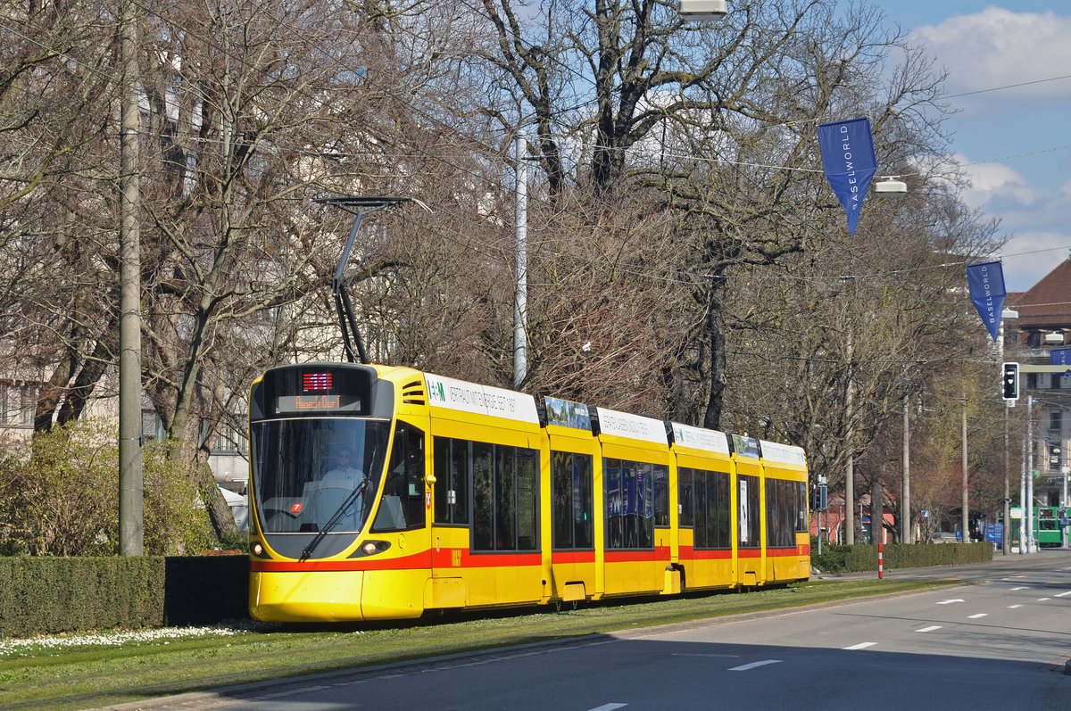 Be 6/10 Tango 153, auf der Linie 11, fährt zur Haltestelle am Bahnhof SBB. Die Aufnahme stammt vom 26.03.2016.
