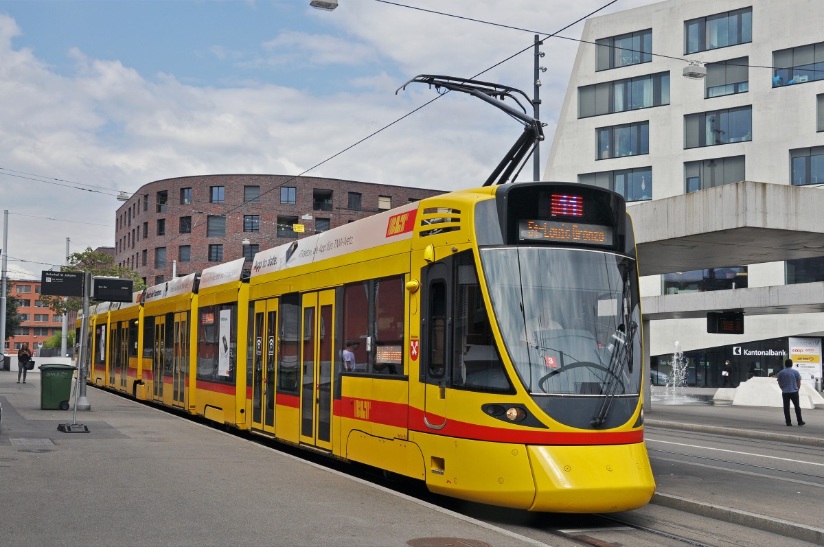 Be 6/10 Tango 153 mit einer Teilwerbung für die neue Handy - App zum erwerben von TNW Fahrausweisen. Hier steht der Wagen an der Provisorischen Endstation beim Bahnhof St. Johann. Die Aufnahme stammt vom 02.09.2014.