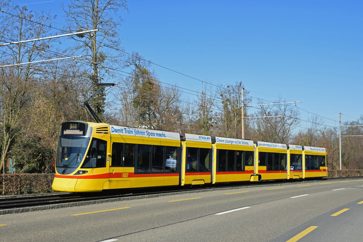 Be 6/10 Tango 154, auf der Linie 10, fährt zur Haltestelle Binningen Oberdorf. Die Aufnahme stammt vom 16.02.2019.