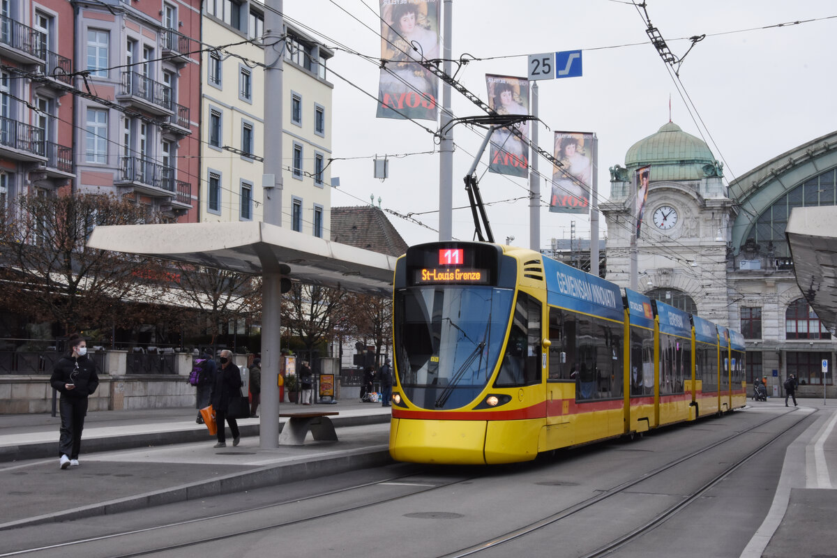 Be 6/10 Tango 154, auf der Linie 11, bedient die Haltestelle am Bahnhof SBB. Die Aufnahme stammt vom 23.11.2021.