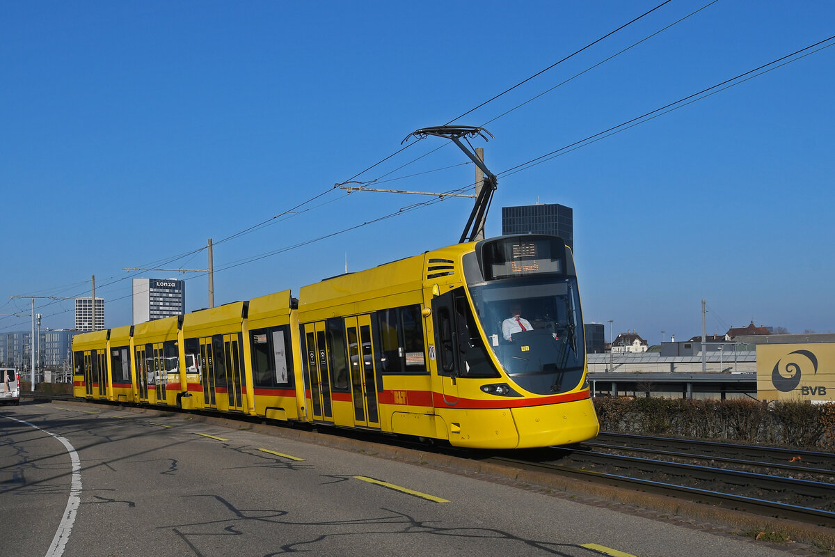 Be 6/10 Tango 154, auf der Linie 10, fährt am 27.12.2024 zur Haltestelle M-Parc. Aufnahme Basel.