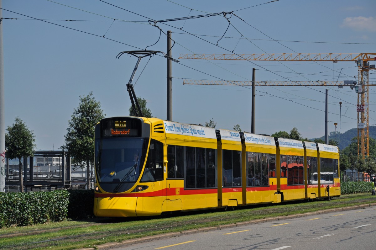 Be 6/10 Tango 154 auf der Linie 10 fährt zur Haltestelle Münchensteinerstrasse. Die Aufnahme stammt vom 16.07.2014.