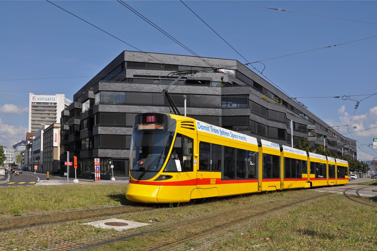 Be 6/10 Tango 154 auf der Linie 11 fährt zur provisorischen Endstation beim Bahnhof St. Johann. Die Aufnahme stammt vom 15.09.2014.