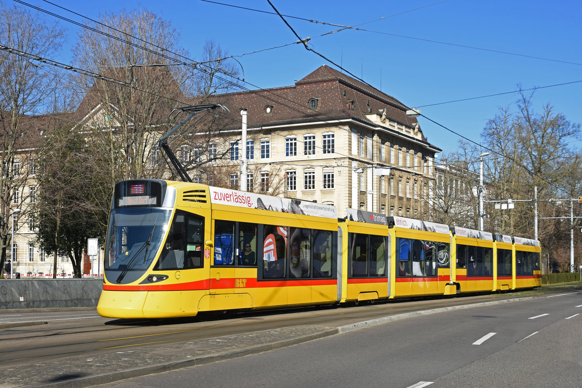 Be 6/10 Tango 155, auf der Linie 11, fährt zur Haltestelle am Bahnhof SBB. Die Aufnahme stammt vom 16.02.2019.