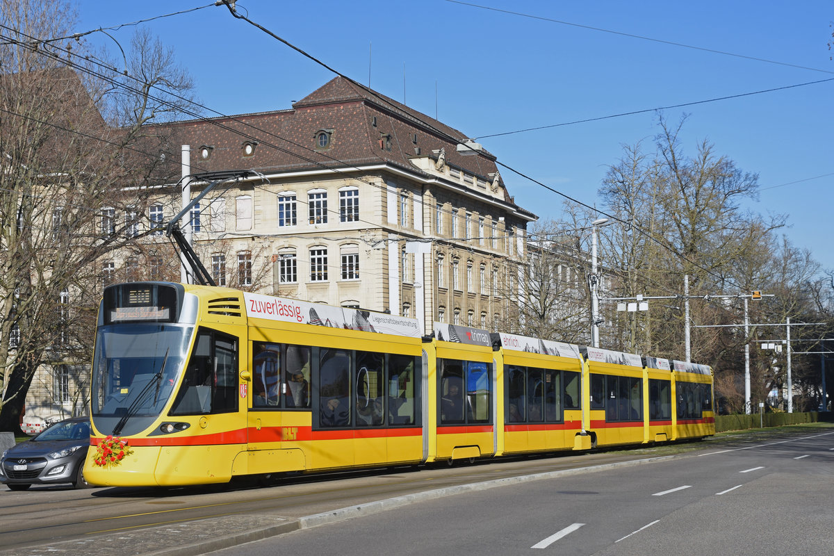 Be 6/10 Tango 155, auf der Linie 10, fährt zur Haltestelle am Bahnhof SBB. Die Aufnahme stammt vom 14.02.2019.