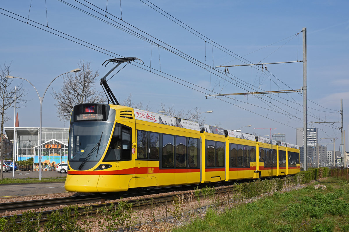 Be 6/10 Tango 155, auf der Linie 11, fährt Richtung Haltestelle M-Parc. Die Aufnahme stammt vom 02.04.2019.