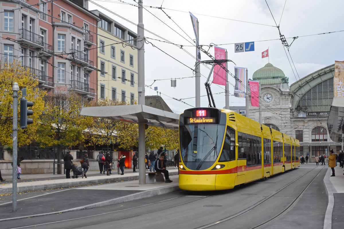 Be 6/10 Tango 155, auf der Linie 11, bedient die Haltestelle Bahnhof SBB. Die Aufnahme stammt vom 07.11.2019.