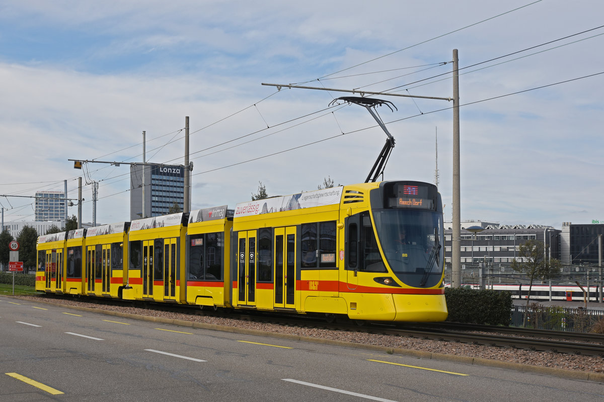 Be 6/10 Tango 155, auf der Linie 11, fährt Richtung Haltestelle M-Parc. Die Aufnahme stammt vom 08.03.2020.