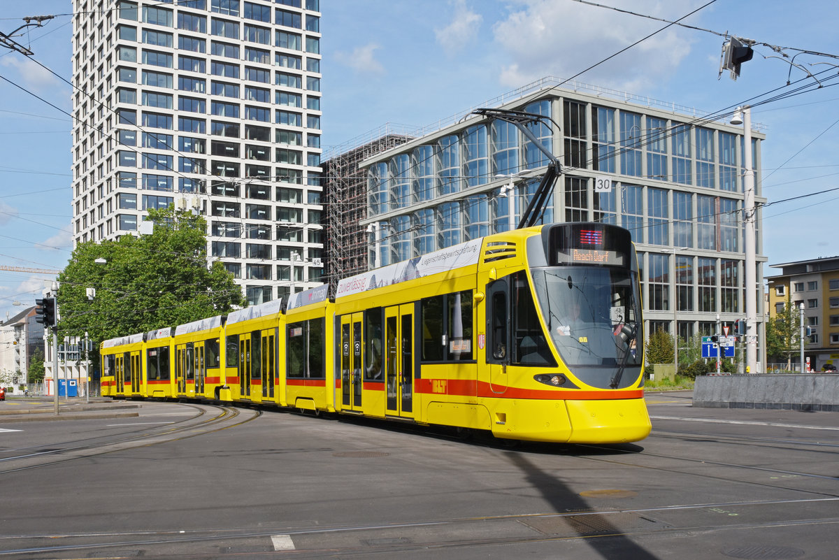 Be 6/10 Tango 155, auf der Linie 11, fährt bei der Haltestelle Bahnhof SBB ein. Die Aufnahme stammt vom 24.05.2020.