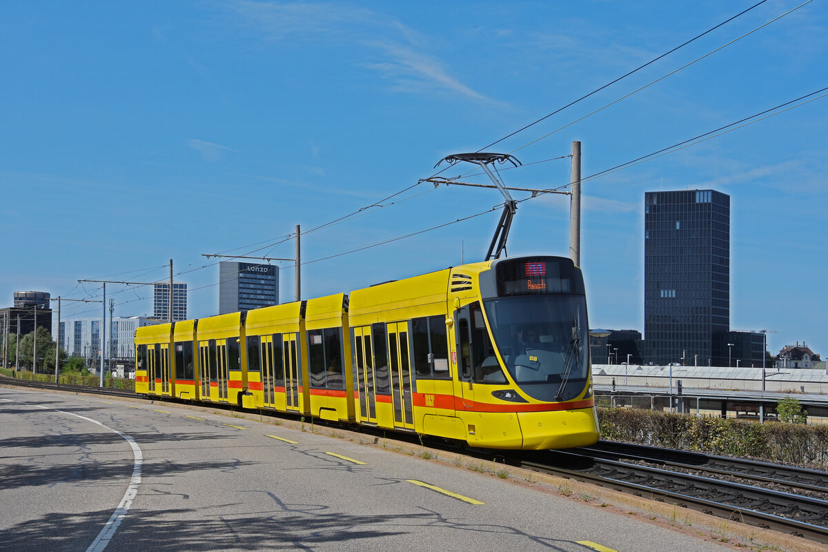 Be 6/10 Tango 155, auf der Linie 11, fährt am 23.08.2024 zur Haltestelle M-Parc. Aufnahme Basel.