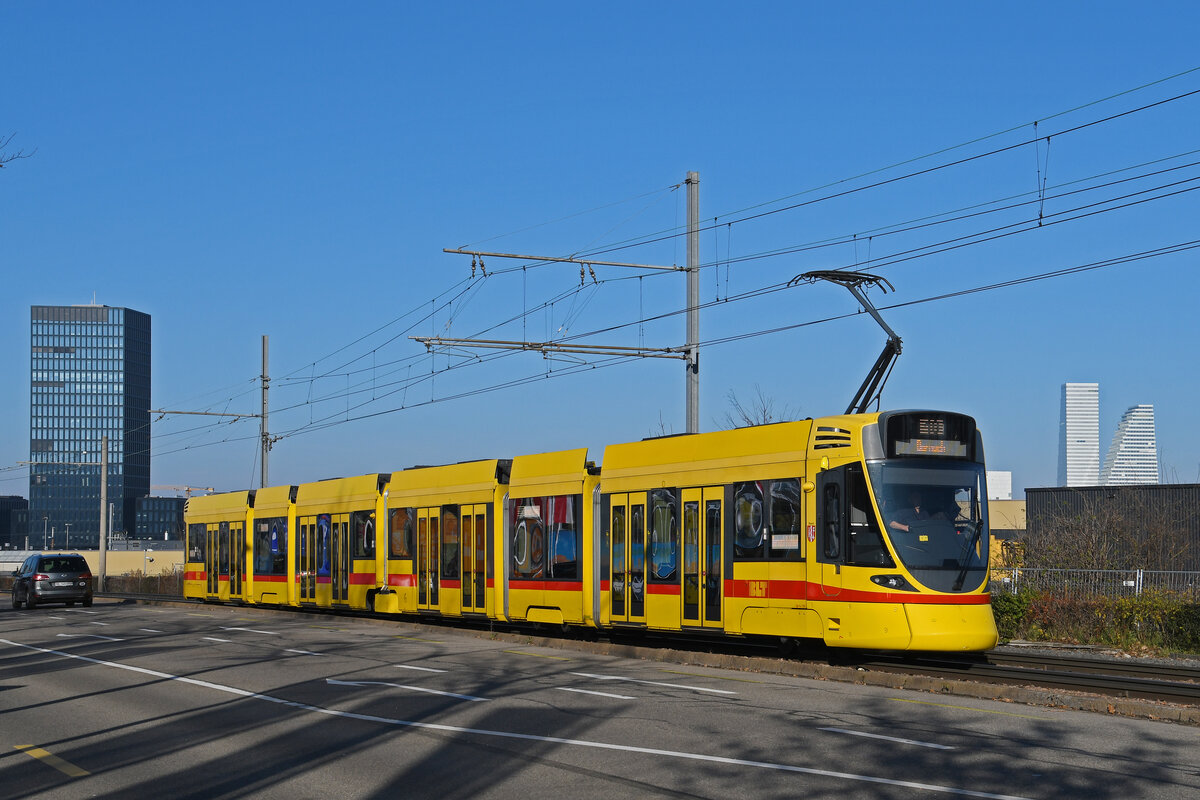Be 6/10 Tango 155, auf der Linie 10, fährt am 27.12.2024 zur Haltestelle M-Parc. Aufnahme Basel.