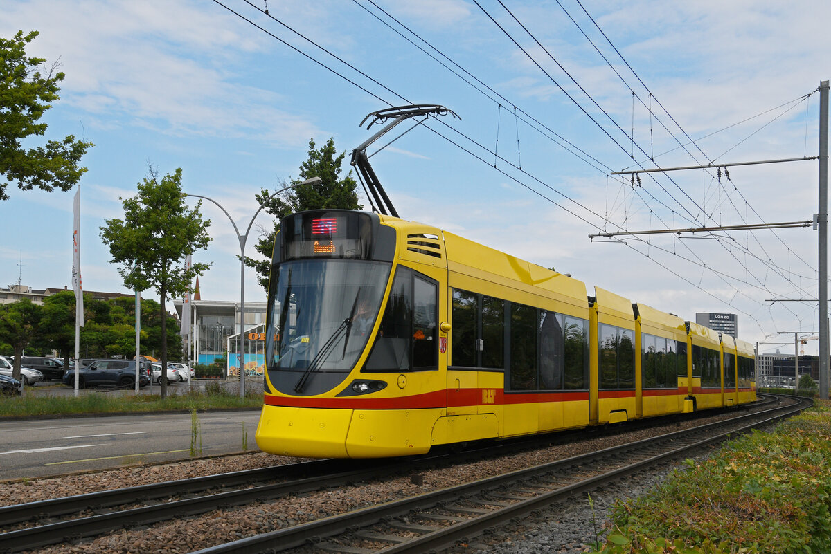 Be 6/10 Tango 155, auf der Linie 11, fährt am 14.07.2025 zur Haltestelle M-Parc. Aufnahme Basel.