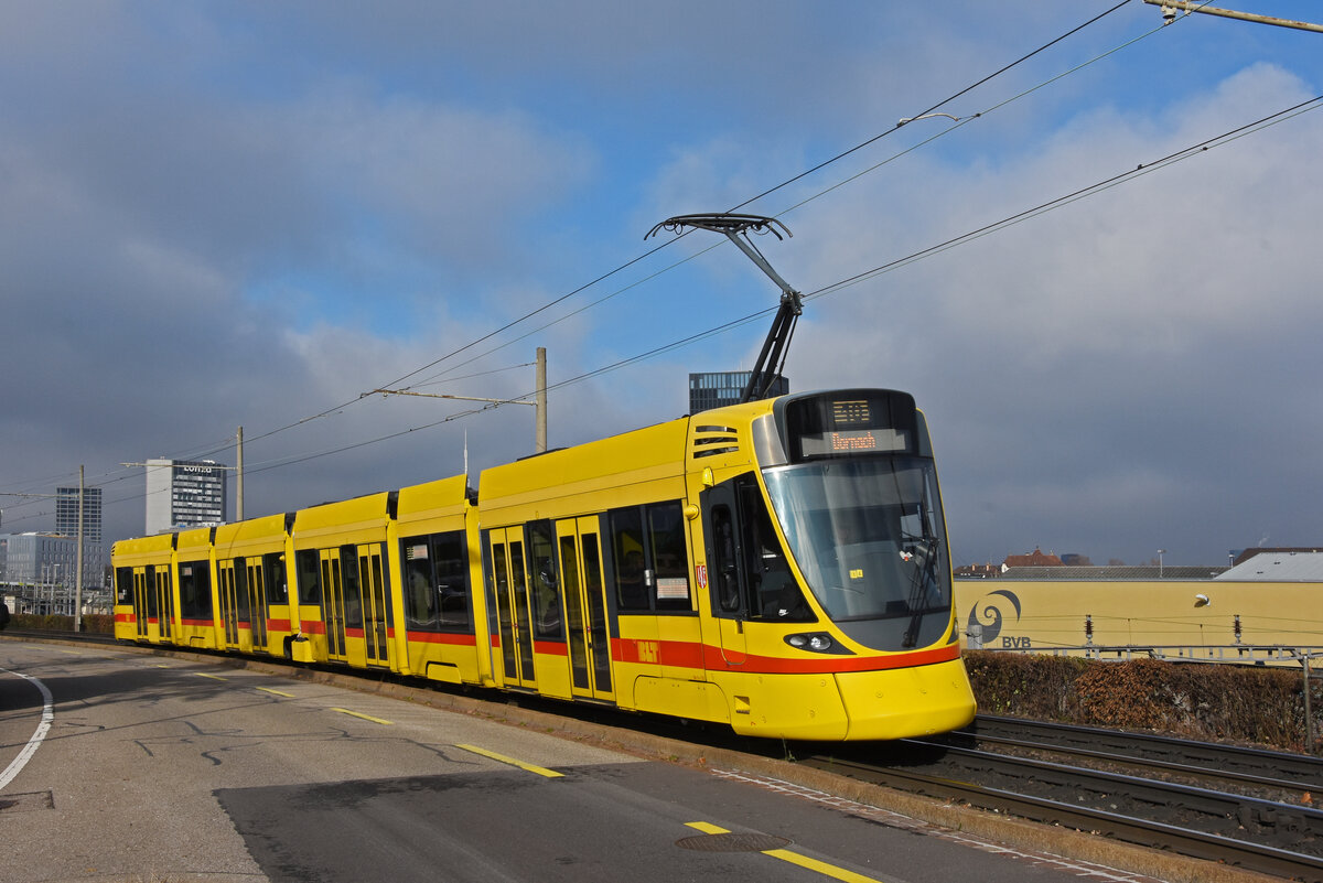 Be 6/10 Tango 155, auf der Linie 10, fährt am 18.11.2025 zur Haltestelle M-Parc. Aufnahme Basel.
