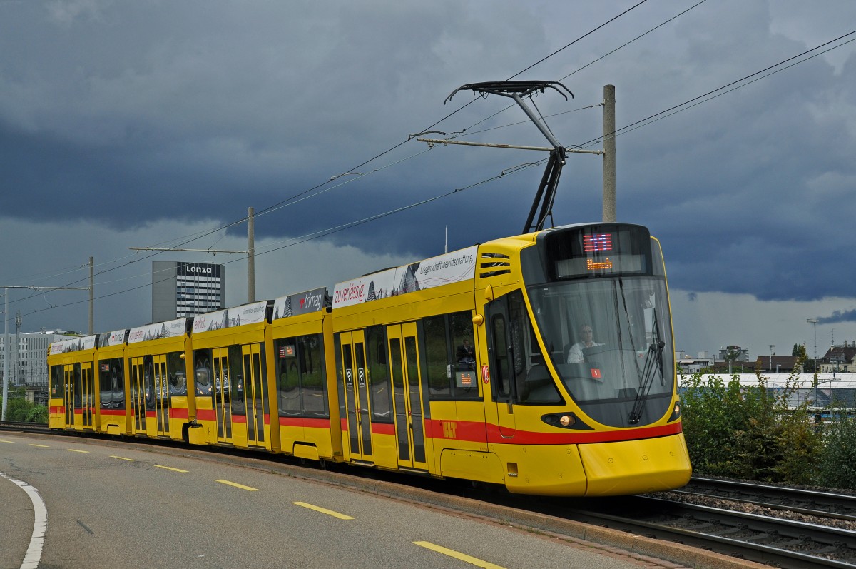 Be 6/10 Tango 155 auf der Linie 11 kurz vor der Haltestelle M-Parc. Die Aufnahme stammt vom 14.08.2014.