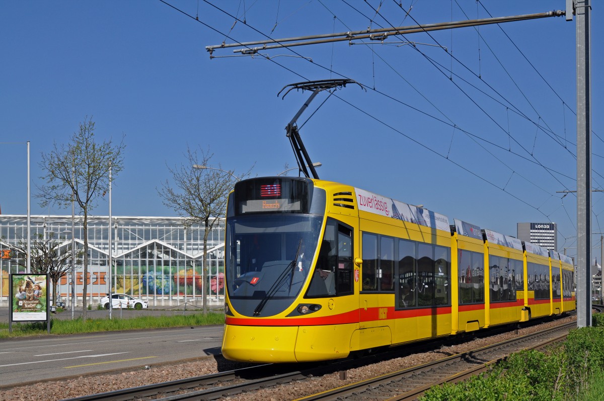 Be 6/10 Tango 155 auf der Linie 11 fährt zur Haltestelle M-Parc. Die Aufnahme stammt vom 19.04.2015. 