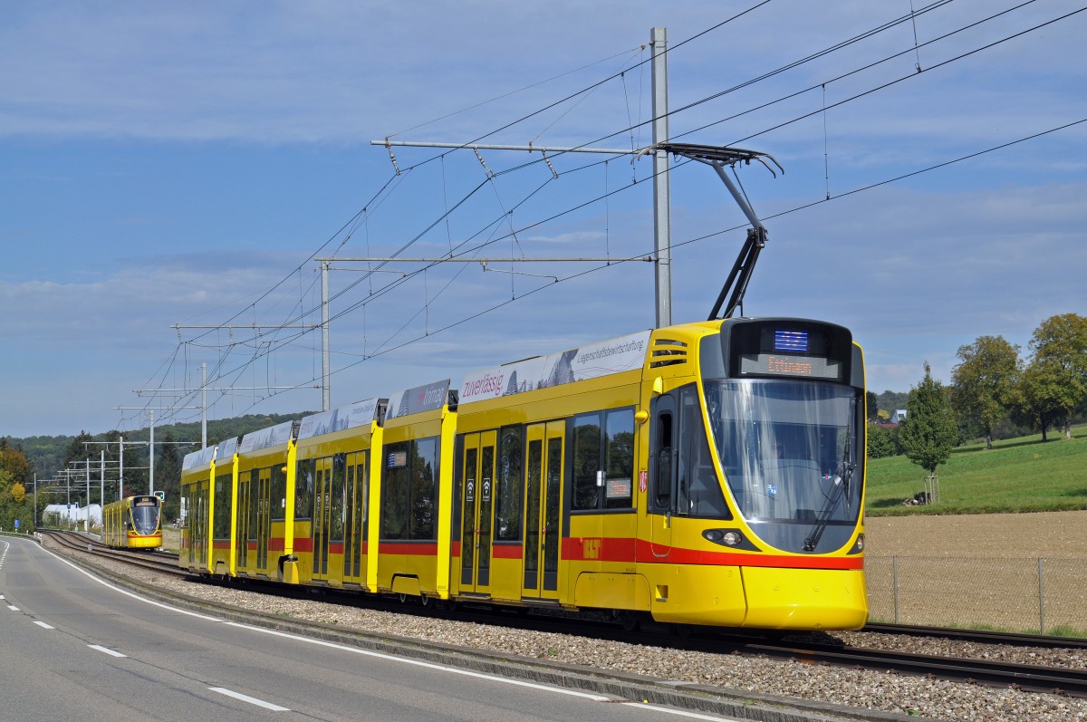 Be 6/10 Tango 155 auf der Linie 17 fährt zur Haltestelle Ettingen. Die Aufnahme stammt vom 03.10.2015.