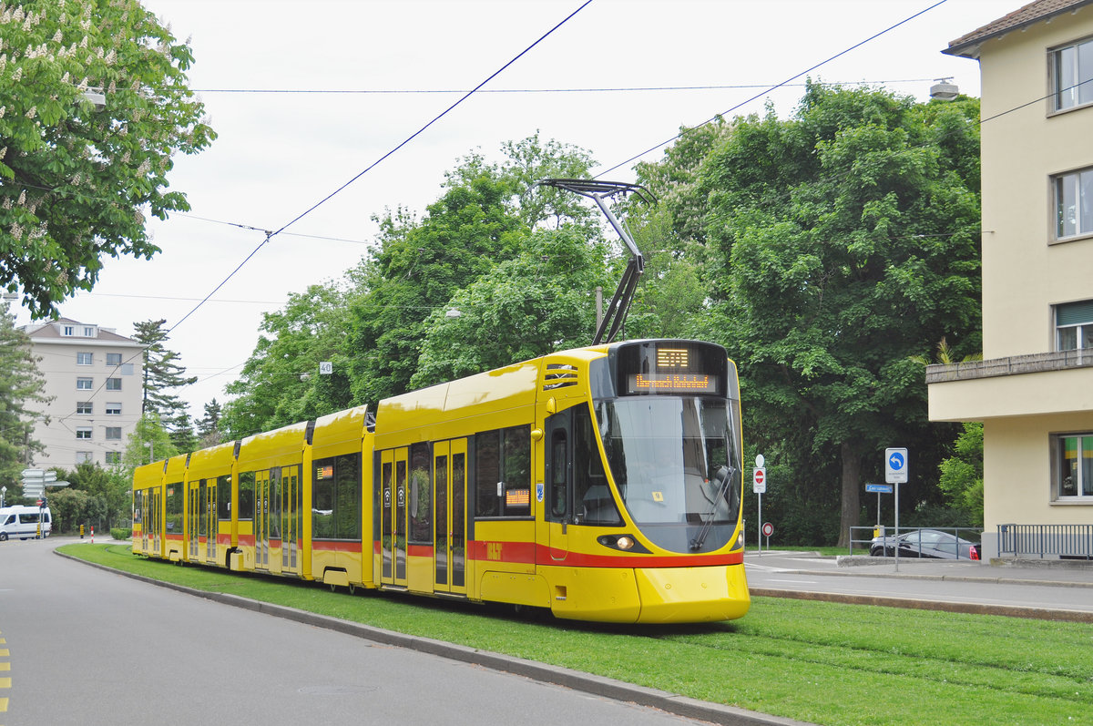 Be 6/10 Tango 156, auf der Linie 10, fährt zur Haltestelle Grosspeterstrasse. Die Aufnahme stammt vom 11.05.2017.