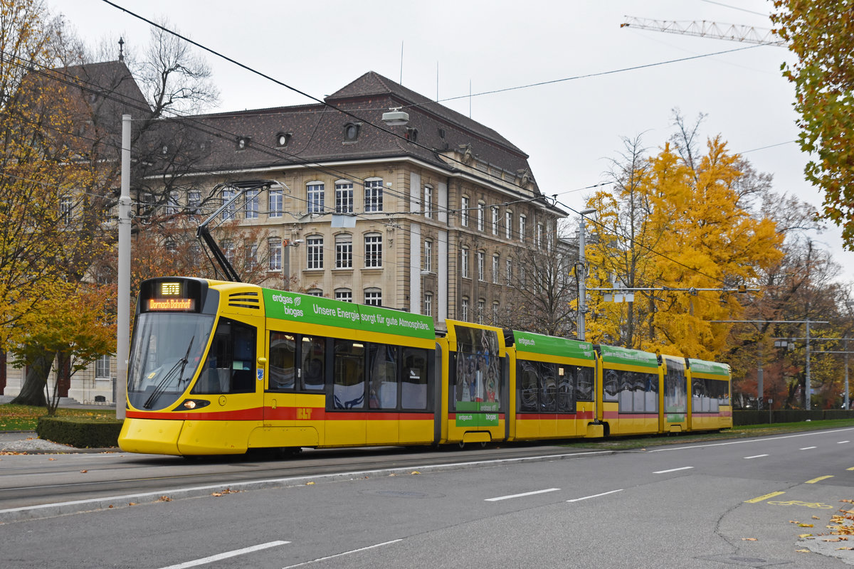 Be 6/10 Tango 156, auf der Linie 10, fährt zur Haltestelle am Bahnhof SBB. Die Aufnahme stammt vom 17.11.2018.