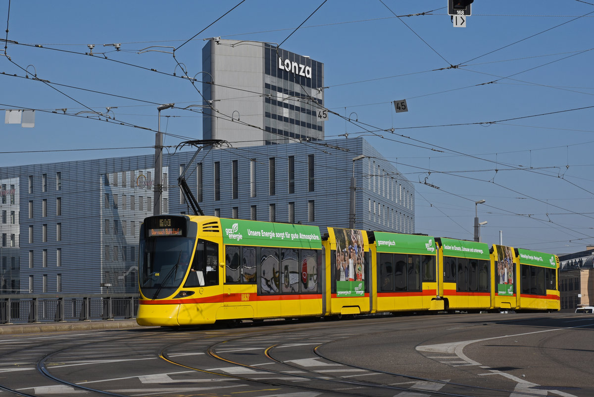 Be 6/10 Tango 156, auf der Linie 10, überquert die Münchensteinerbrücke. Die Aufnahme stammt vom 03.04.2020.