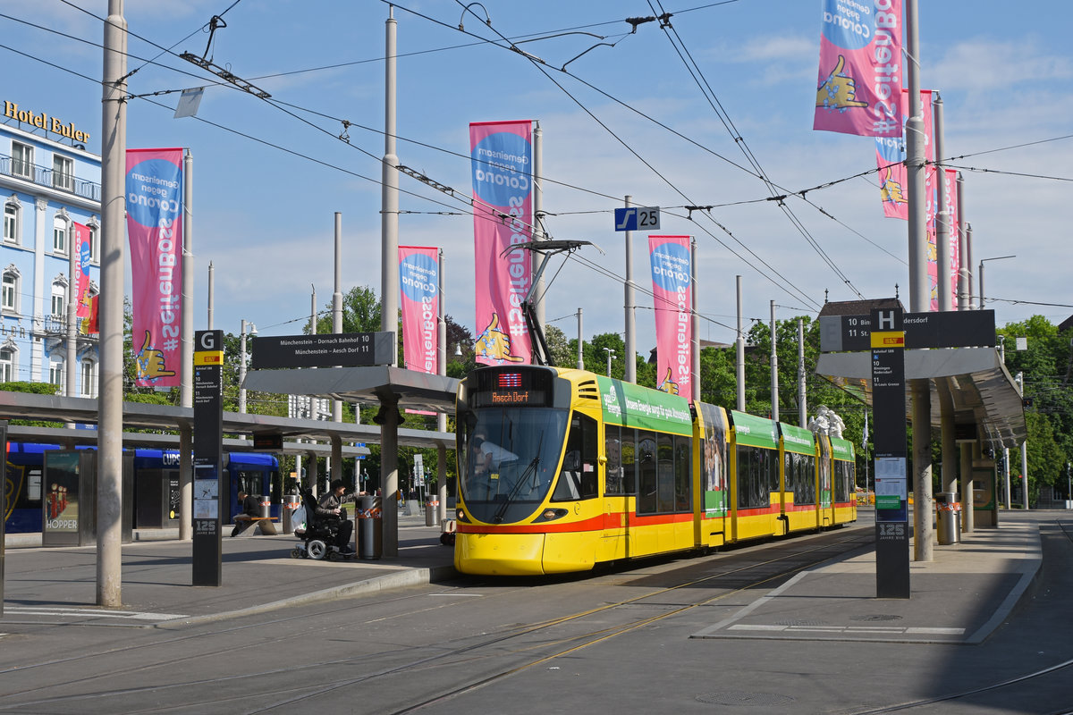 Be 6/10 Tango 156, auf der Linie 11, bedient die Haltestelle am Bahnhof SBB. Die Aufnahme stammt vom 26.04.2020.