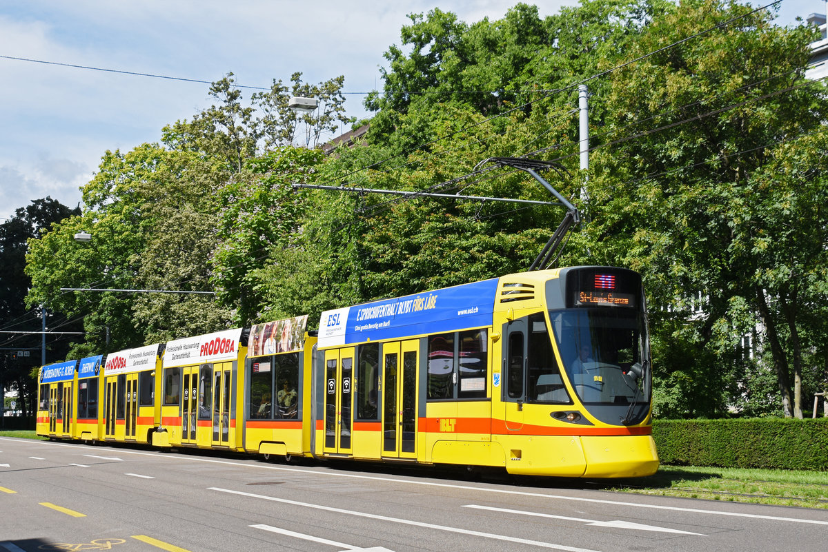 Be 6/10 Tango 156, auf der Linie 11, fährt zur Haltestelle Aeschenplatz. Die Aufnahme stammt vom 21.06.2020.