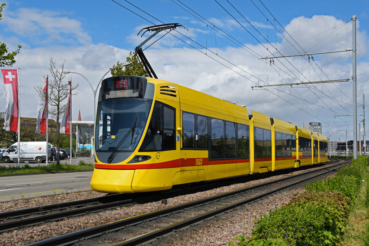 Be 6/10 Tango 156, auf der Linie 11, fährt am 24.04.2023 zur Haltestelle M-Parc.