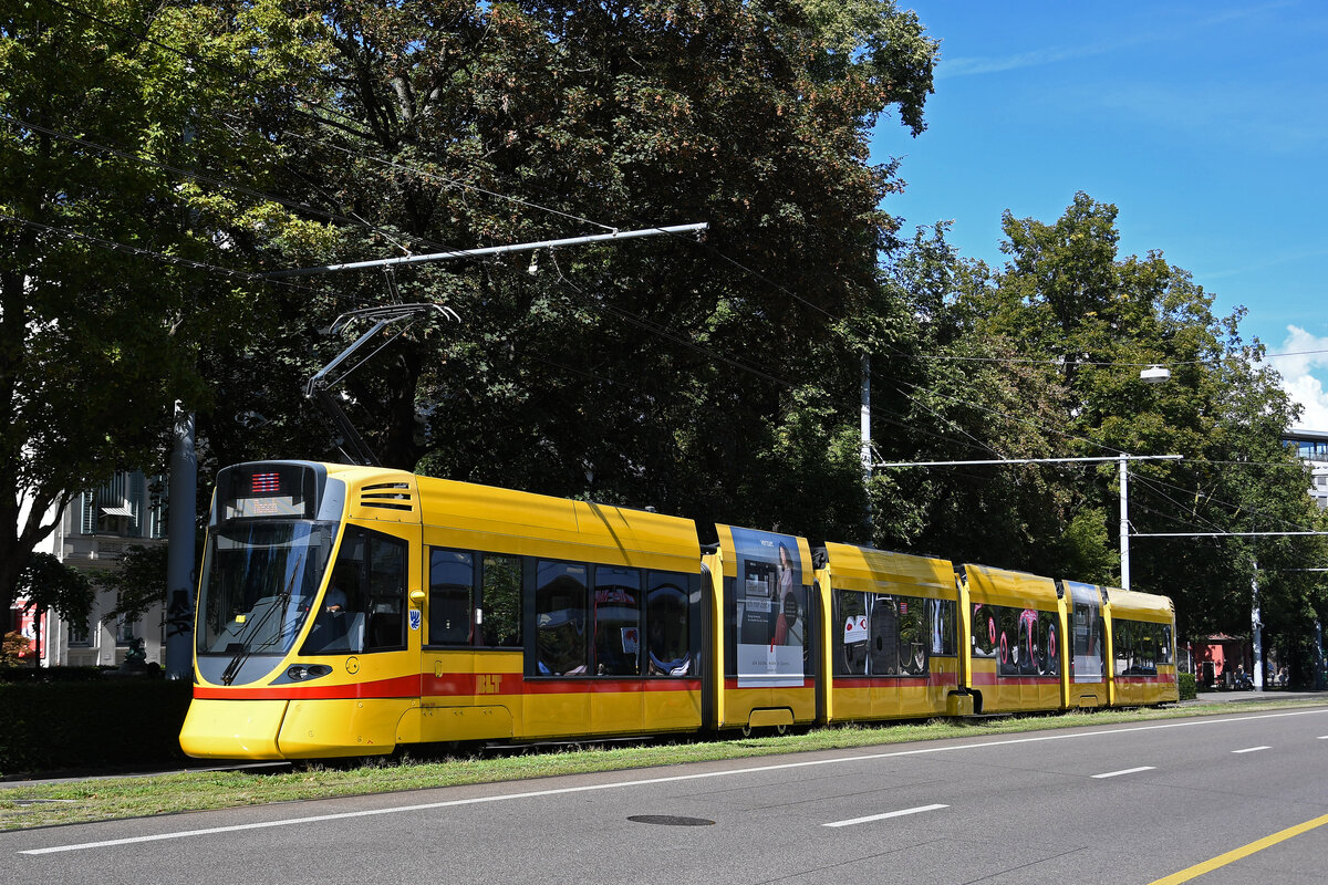 Be 6/10 Tango 156, auf der Linie 11, fährt am 02.09.2023 zur Haltestelle am Bahnhof SBB: