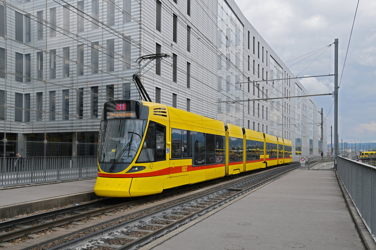 Be 6/10 Tango 156, auf der Linie 11, fährt am 16.06.2025 bei der Haltestelle Peter Merian ein. Aufnahme Basel.