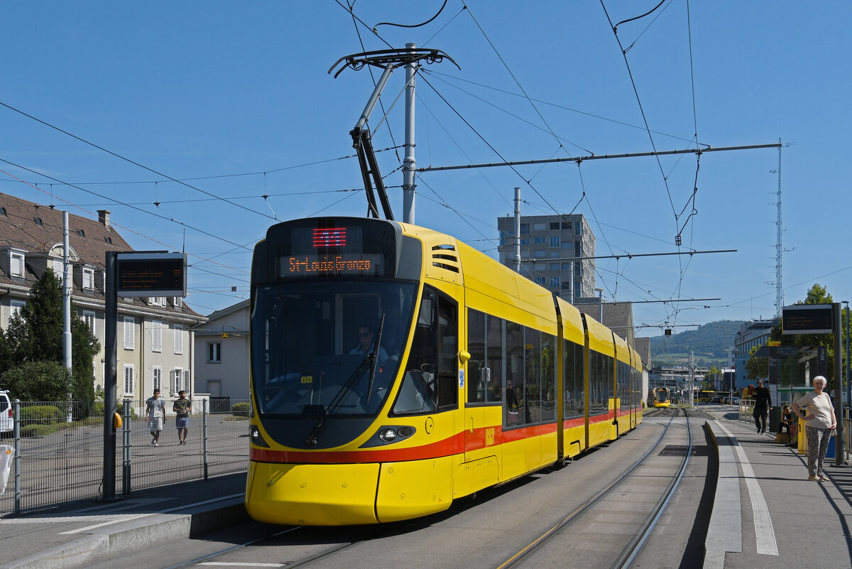 Be 6/10 Tango 156, auf der Linie 11, bedient am 18.08.2025 die Haltestelle M-Parc. Aufnahme Basel.