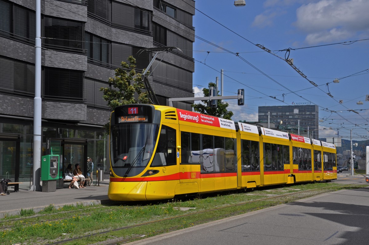 Be 6/10 Tango 156 auf der Linie 11 fährt zur Provisorischen Endhaltestelle St. Johann Bahnhof.