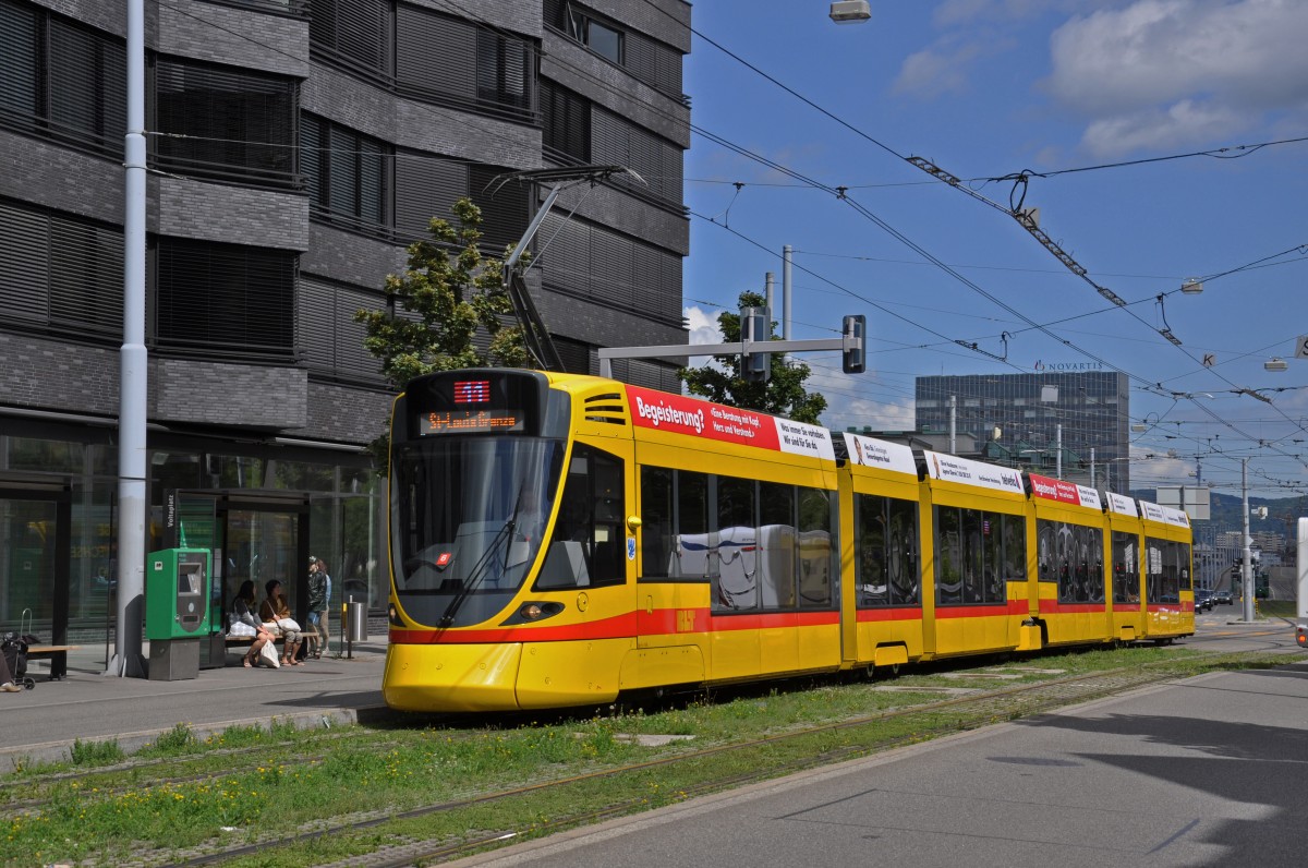 Be 6/10 Tango 156 auf der Linie 11 fährt zur Provisorischen Endhaltestelle St. Johann Bahnhof.