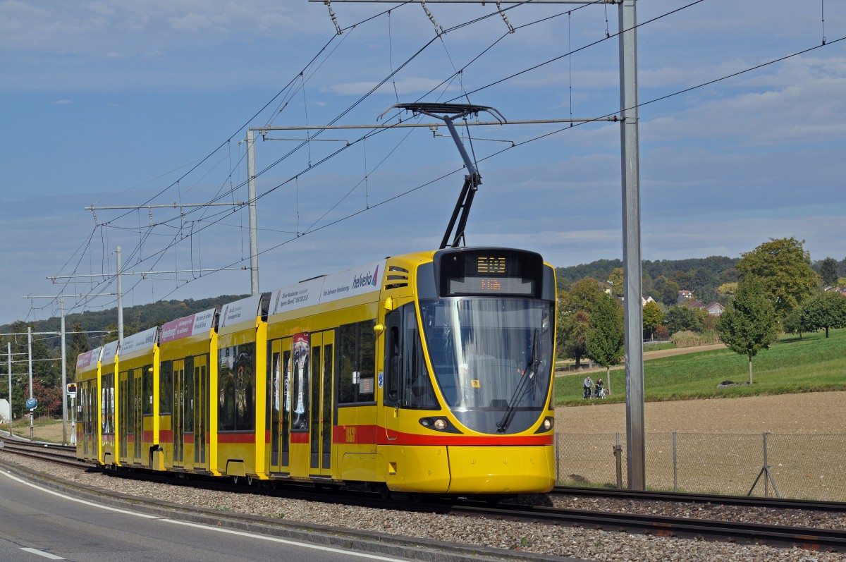 Be 6/10 Tango 156, auf der Linie 10, fährt zur Haltestelle in Ettingen. Die Aufnahme stammt vom 03.10.2015.