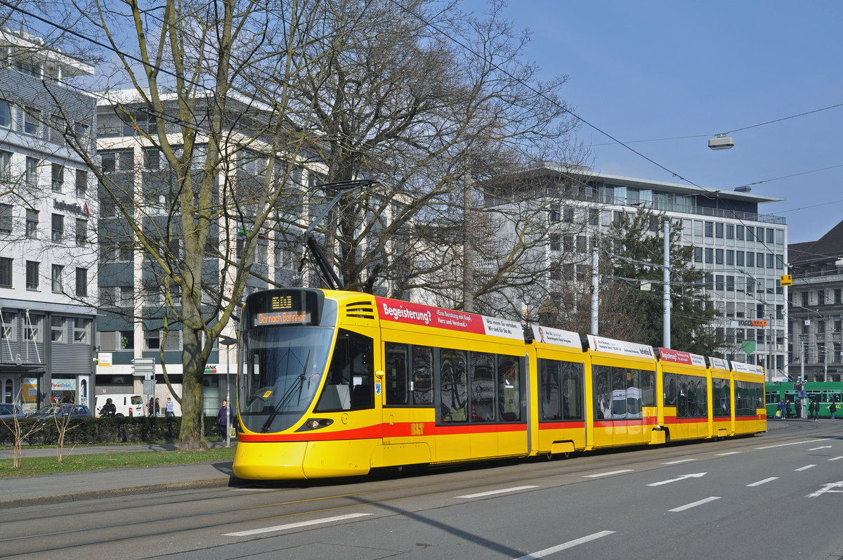 Be 6/10 Tango 156 auf der Linie 10, fährt zur Haltestelle am Bahnhof SBB. Die Aufnahme stammt vom 01.03.2016.