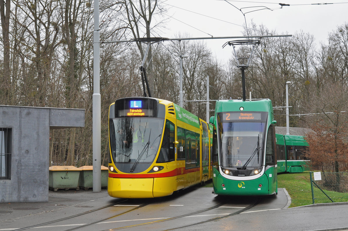 Be 6/10 Tango 156, mit der Fahrschule, und der be 6/8 Flexity 5036, auf der Linie 2, warten in der Schlaufe beim Eglisee. Die Aufnahme stammt vom 20.01.2018.