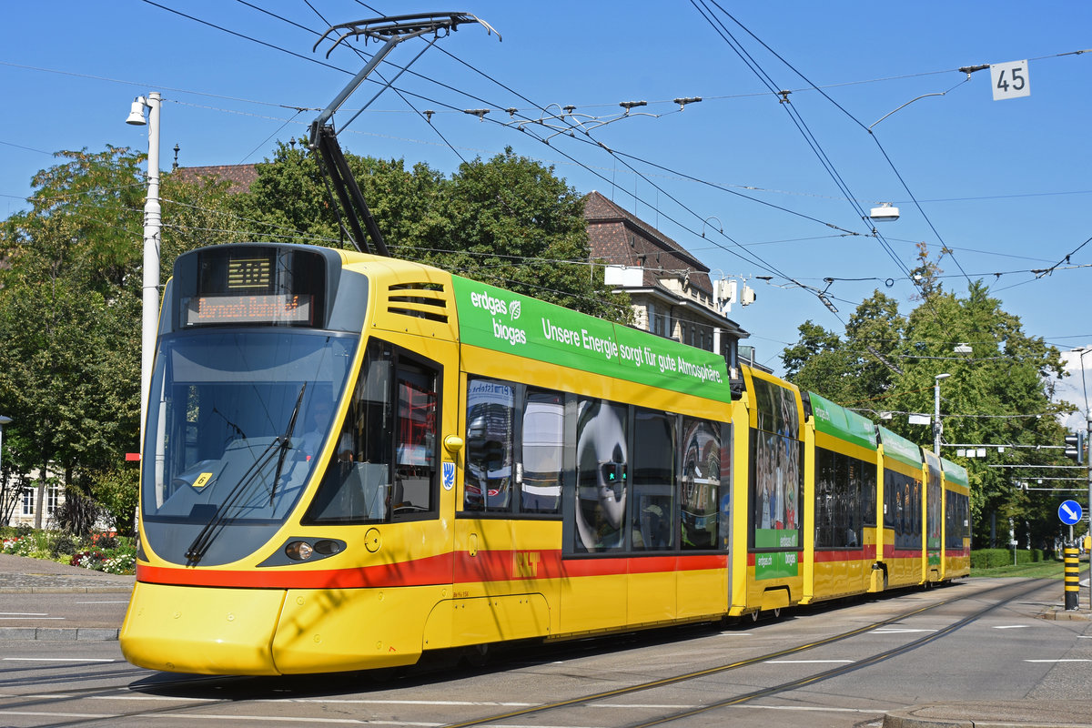 Be 6/10 Tango 157, auf der Linie 10, fährt zur Haltestelle am Bahnhof SBB. Die Aufnahme stammt vom 05.09.2018.
